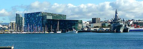 Die Harpa am Hafen von Reykjavík