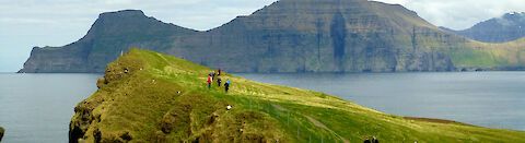 Hügellandschaft auf den Färöer Inseln