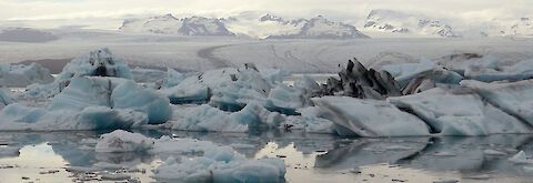Eisbergsee am Fuße des Gletschers