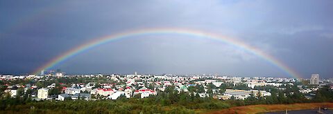 Regenbogen über Reykjavík